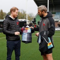 El Príncipe Harry recibe una camiseta con el nombre de su hijo Archie