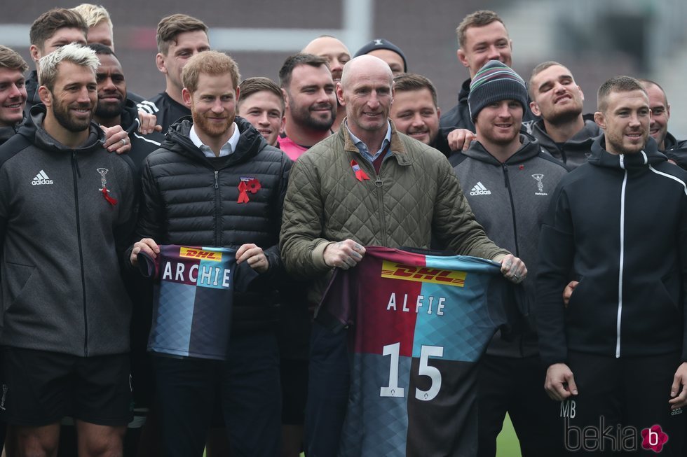 El Príncipe Harry en un acto con Gareth Thomas y jugadores del club de rugby King's Cross Steelers