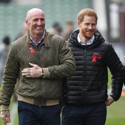 El Príncipe Harry con Gareth Thomas en un acto para resaltar la importancia de las pruebas de VIH