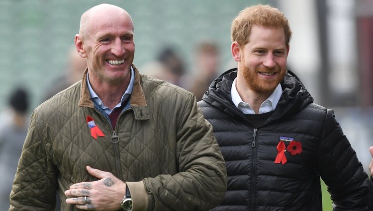 El Príncipe Harry con Gareth Thomas en un acto para resaltar la importancia de las pruebas de VIH