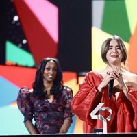 Lola Índigo recibiendo el Premio a Artista Revelación en Los 40 Music Awards 2019