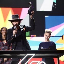 Leiva recogiendo el Premio Álbum del Año por 'Nuclear' en Los 40 Music Awards 2019