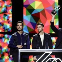 Jonas Brothers recibiendo el Premio Artista Internacional del Año en Los 40 Music Awards 2019