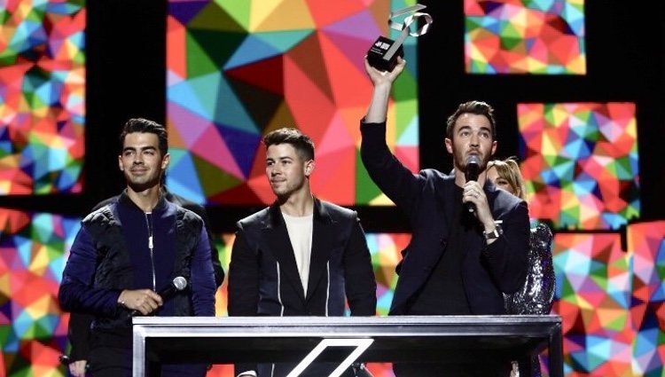 Jonas Brothers recibiendo el Premio Artista Internacional del Año en Los 40 Music Awards 2019