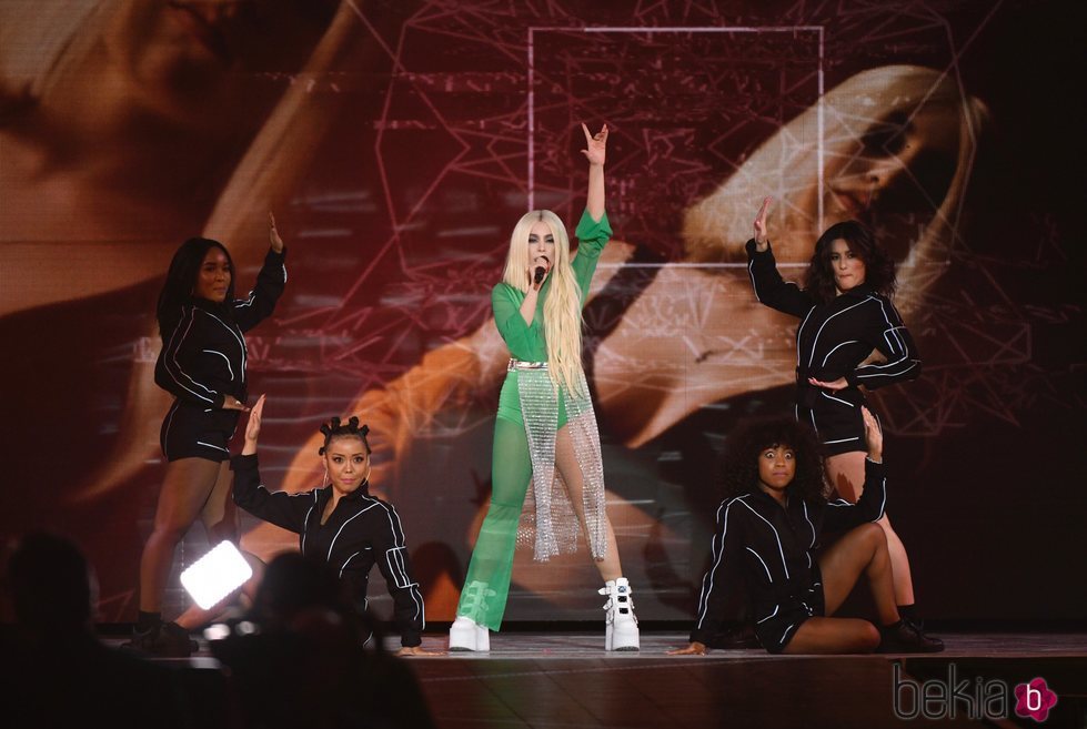 Ava Max en su actuación en Los 40 Music Awards 2019