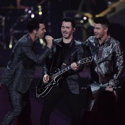 Los Jonas Brothers en su actuación en Los 40 Music Awards 2019