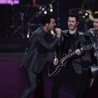 Los Jonas Brothers en su actuación en Los 40 Music Awards 2019