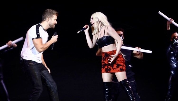 Pablo Alborán y Ava Max en su actuación en Los 40 Music Awards 2019