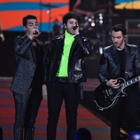 Los Jonas Brothers con Sebastián Yatra en Los 40 Music Awards 2019