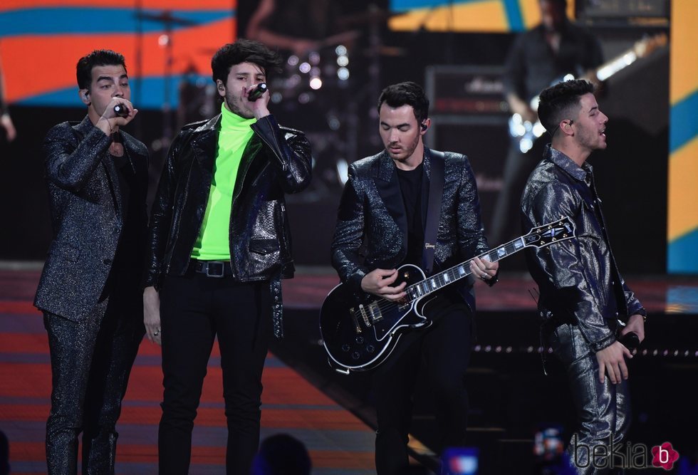 Los Jonas Brothers con Sebastián Yatra en Los 40 Music Awards 2019