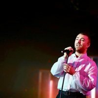 Sam Smith cantando en la gala de Los 40 Music Awards 2019º