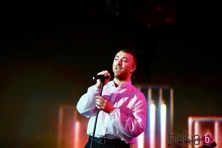 Sam Smith cantando en la gala de Los 40 Music Awards 2019º