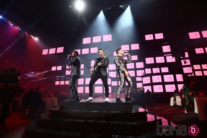 Los Jonas Brothers cantando en la gala de Los 40 Music Awards 2019