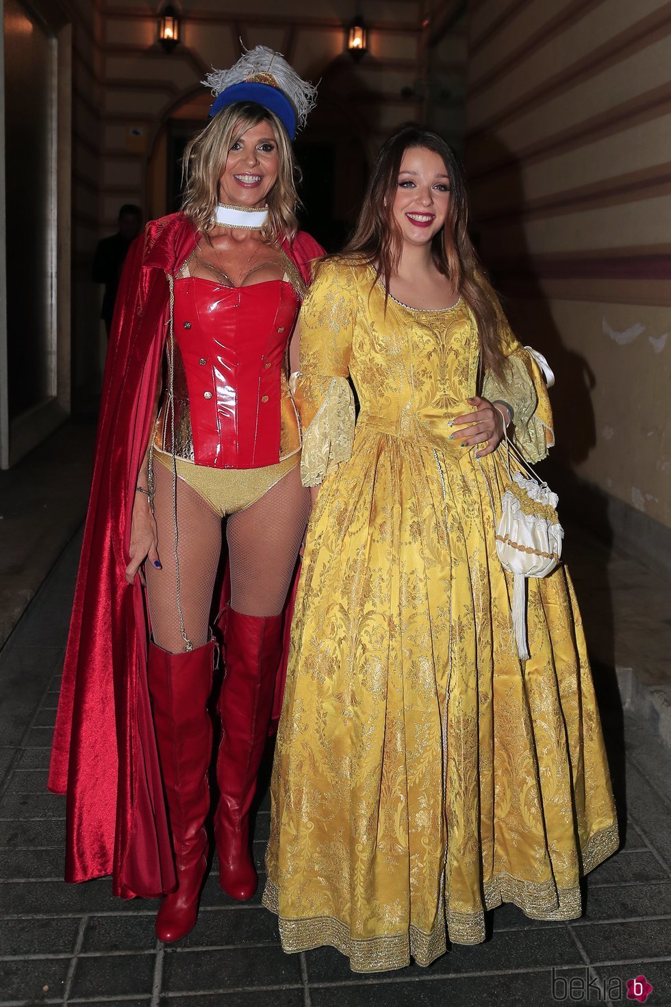 Arancha de Benito con su hija Zaira Gutiérrez en la fiesta de su 50 cumpleaños