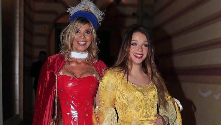 Arancha de Benito con su hija Zaira Gutiérrez en la fiesta de su 50 cumpleaños