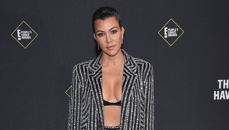 Kourtney Kardashian en la alfombra roja de los People's Choice Awards 2019