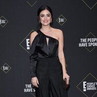 Lucy Hale en la alfombra roja de los People's Choice Awards 2019