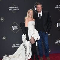 Gwen Stefani y Blake Shelton en la alfombra roja de los People's Choice Awards 2019