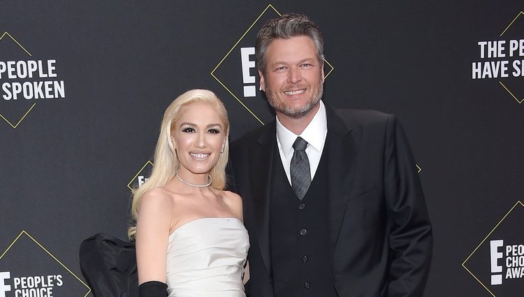 Gwen Stefani y Blake Shelton en la alfombra roja de los People's Choice Awards 2019