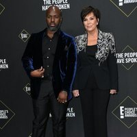 Kris Jenner y Corey Gamble en la alfombra roja de los People's Choice Awards 2019