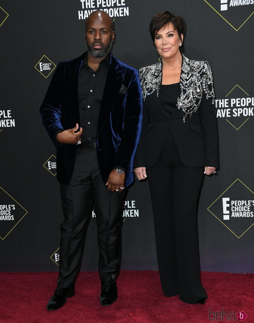 Kris Jenner y Corey Gamble en la alfombra roja de los People's Choice Awards 2019