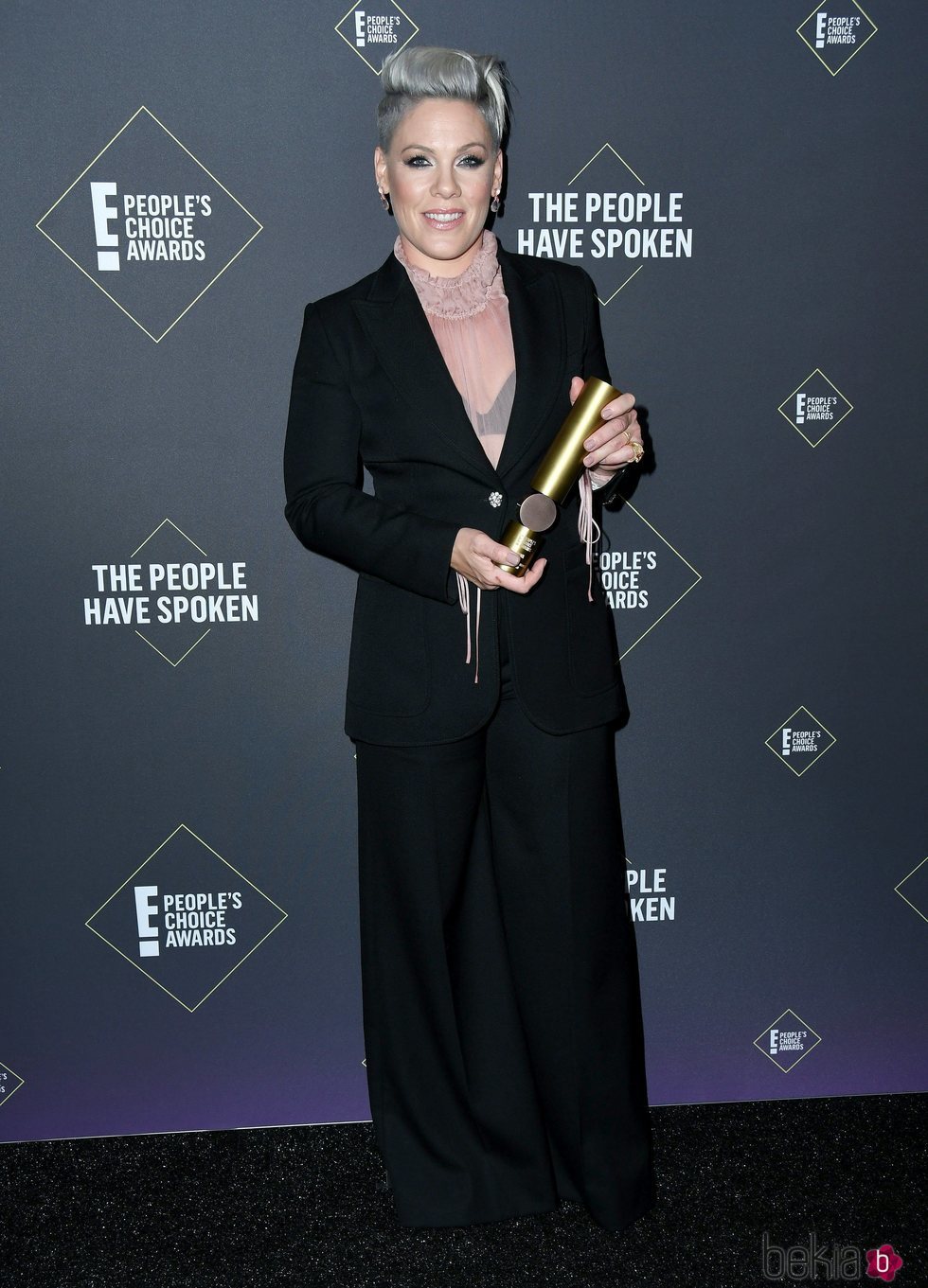 Pink posando con su People's Champion 2019 en los People's Choice Awards 2019