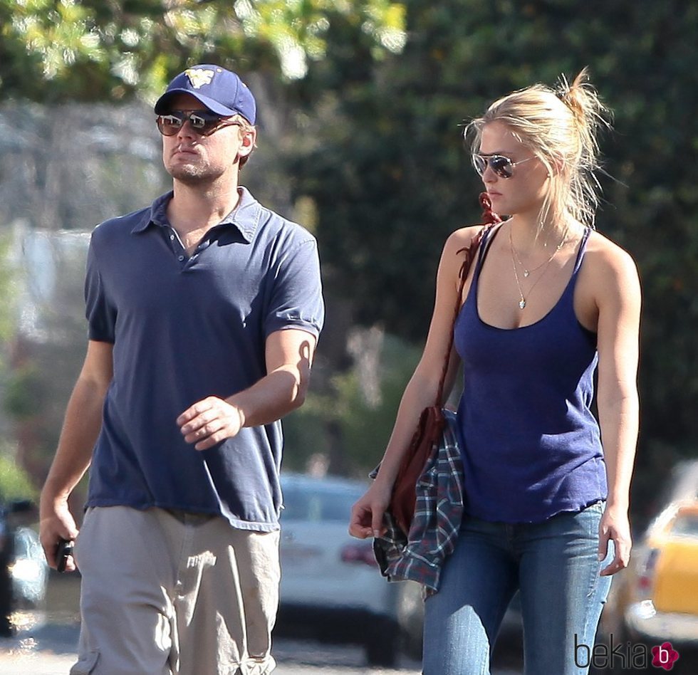 Leonardo DiCaprio paseando con Bar Refaeli