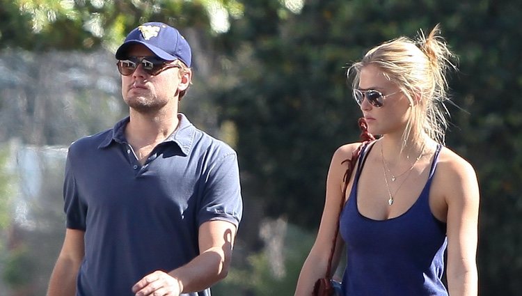 Leonardo DiCaprio paseando con Bar Refaeli