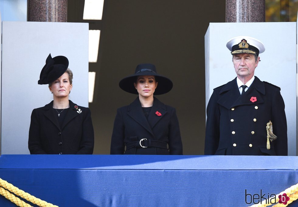 Sophie Rhys-Jones, Meghan Markle y Sir Timothy Laurence en el Día del Recuerdo 2019