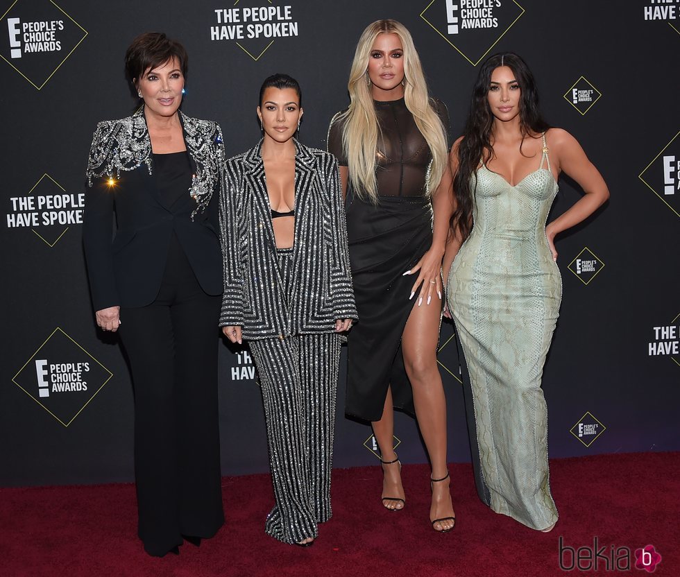 Kris Jenner, Kourtney, Khloe y Kim Kardashian en la alfombra roja de los People's Choice Awards 2019