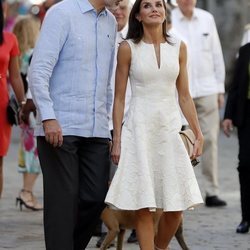 Los Reyes Felipe y Letizia comparten confidencias en un paseo por La Habana Vieja en su Visita de Estado a Cuba