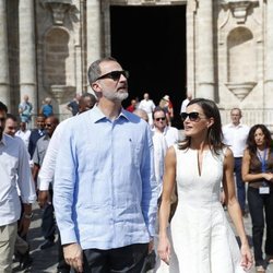 Los Reyes Felipe y Letizia con gafas de sol en La Habana Vieja