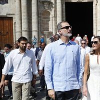 Los Reyes Felipe y Letizia con gafas de sol en La Habana Vieja