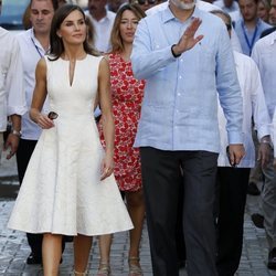 Los Reyes Felipe y Letizia saludando en un paseo por La Habana Vieja