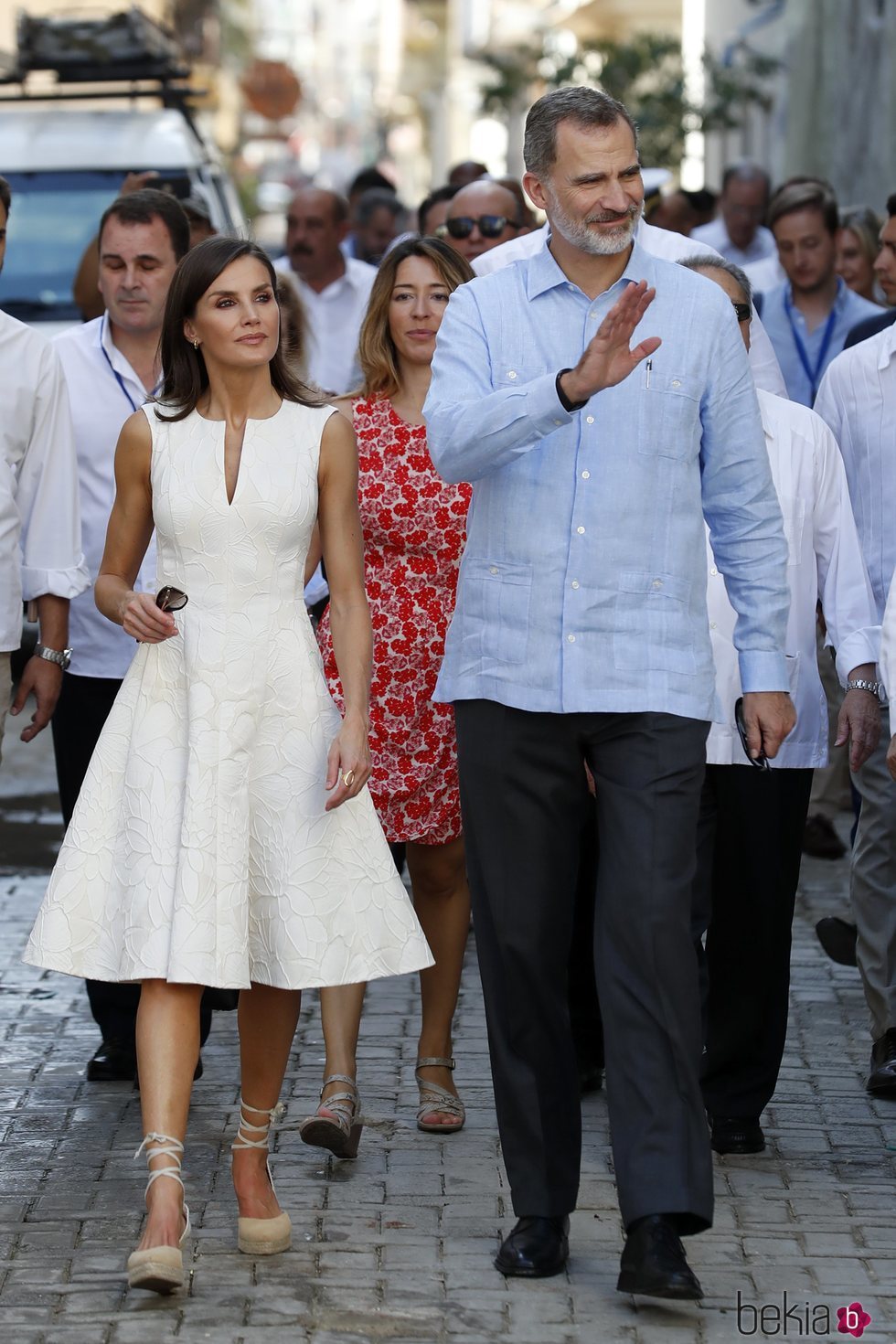 Los Reyes Felipe y Letizia saludando en un paseo por La Habana Vieja