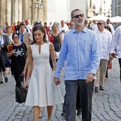 Los Reyes Felipe y Letizia, cogidos de la mano en La Habana Vieja