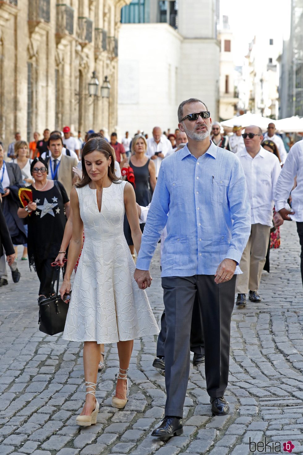 Los Reyes Felipe y Letizia, cogidos de la mano en La Habana Vieja