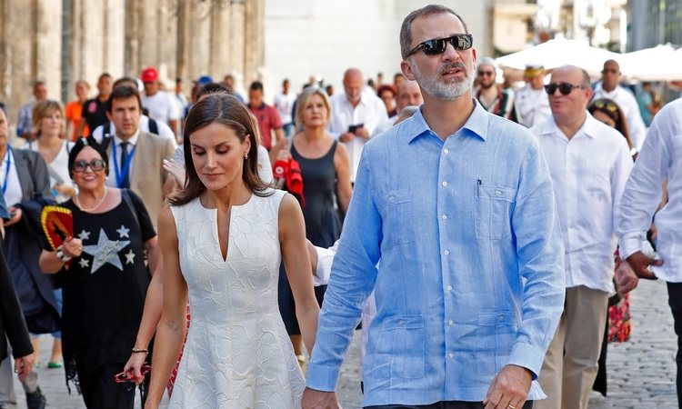 Los Reyes Felipe y Letizia, cogidos de la mano en La Habana Vieja