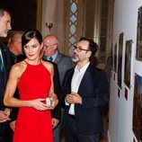 La Reina Letizia, muy seria en la exposición 'España y Cuba: Contigo en la distancia' en La Habana