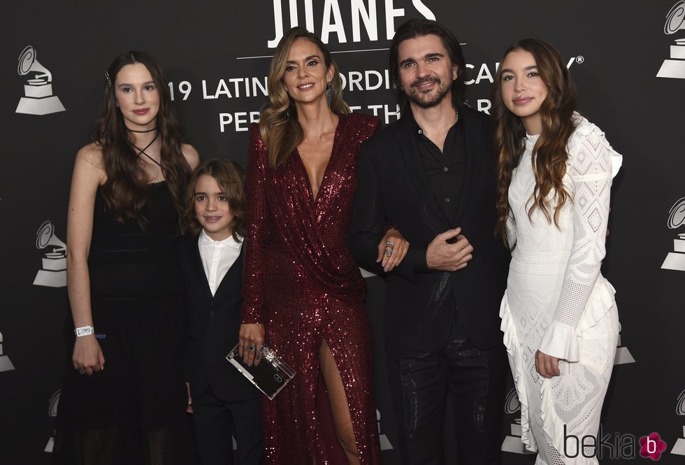 Juanes con su mujer Karen, y sus hijos, Luna, Paloma y Dante en el premio Persona del Año 2019 en los Grammy Latino