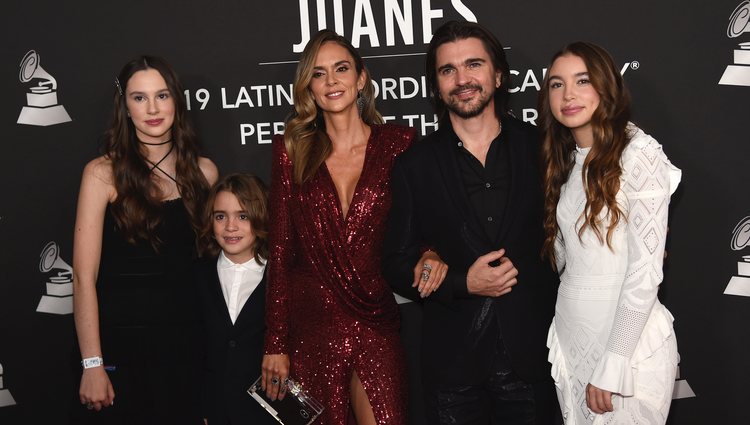 Juanes con su mujer Karen, y sus hijos, Luna, Paloma y Dante en el premio Persona del Año 2019 en los Grammy Latino