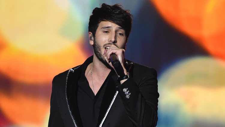 Sebastián Yatra actuando en el premio Persona del Año 2019 en los Grammy Latino