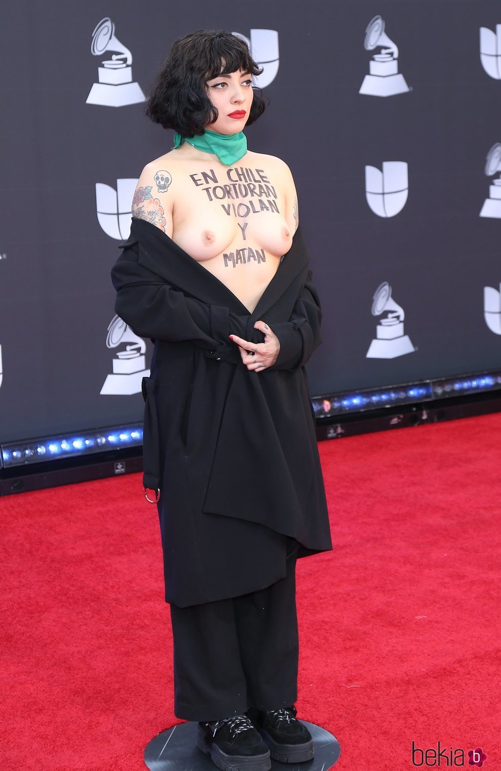 Mon Laferte en la alfombra roja de los Grammy Latino 2019