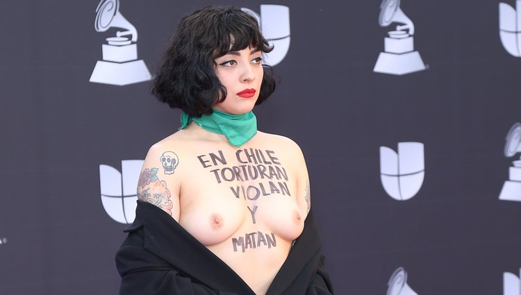 Mon Laferte en la alfombra roja de los Grammy Latino 2019