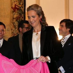 La Infanta Elena recibiendo el 'Capote de las Artes'