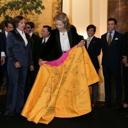 La Infanta Elena posando junto a su regalo, el 'Capote de las Artes'