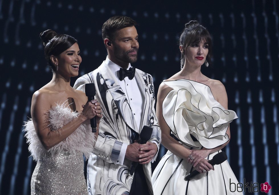 Roselyn Sánchez, Ricky Martin y Paz Vega presentando los Grammy Latino 2019