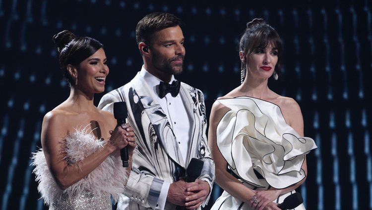 Roselyn Sánchez, Ricky Martin y Paz Vega presentando los Grammy Latino 2019