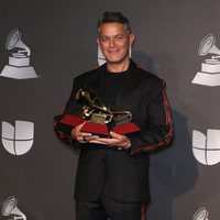 Alejandro Sanz con sus tres premios Grammy Latino 2019