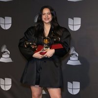 Rosalía posando con sus tres premios Grammy Latino 2019